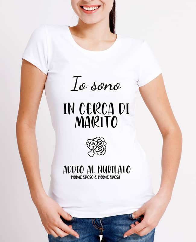 T-Shirt Donna Addio Al Nubilato Personalizzata con Nomi Sposi – "In Cerca Di Marito"